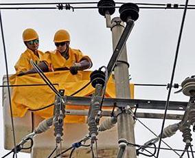 電力作業人員在工作